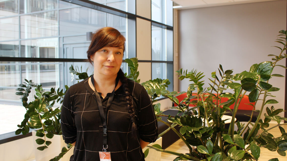 Kuvassa alue-esimies Titta Franzén-Hendrell, taustalla viihtyisät koulutustilat.